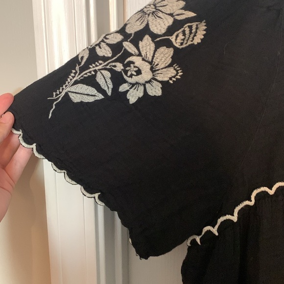 XXL Black & White flowy floral top from old navy - Picture 3 of 8